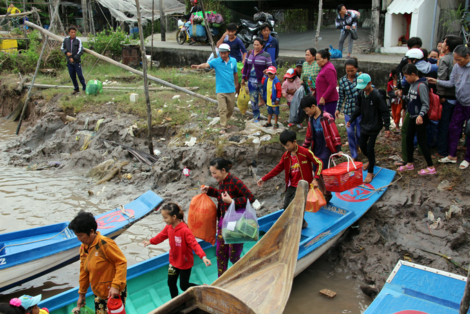 Người dân Cà Mau xuống ghe di tản trước giờ bão Tembin đổ bộ